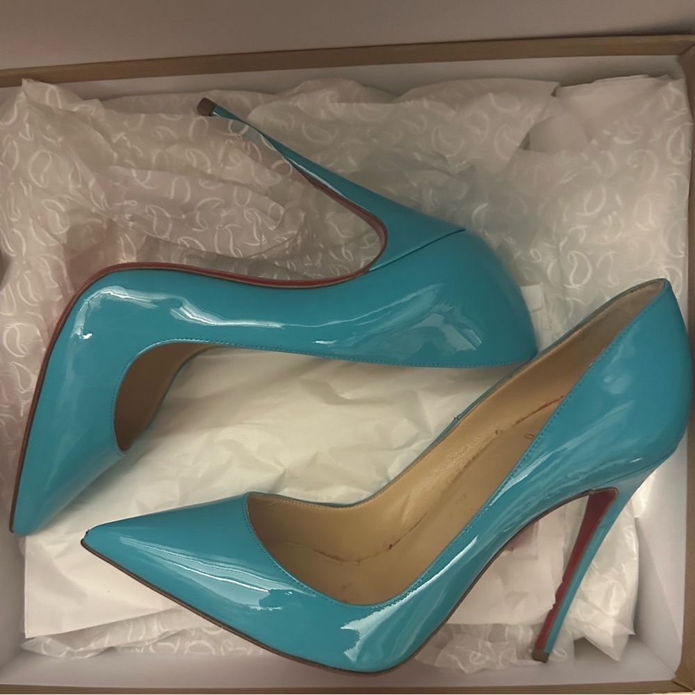 Brand new. Never worn! Size 38